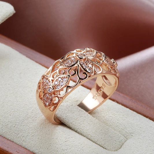 Kinel Damenring aus 585er Roségold mit natürlichem Zirkon im floralen Vintage-Design.