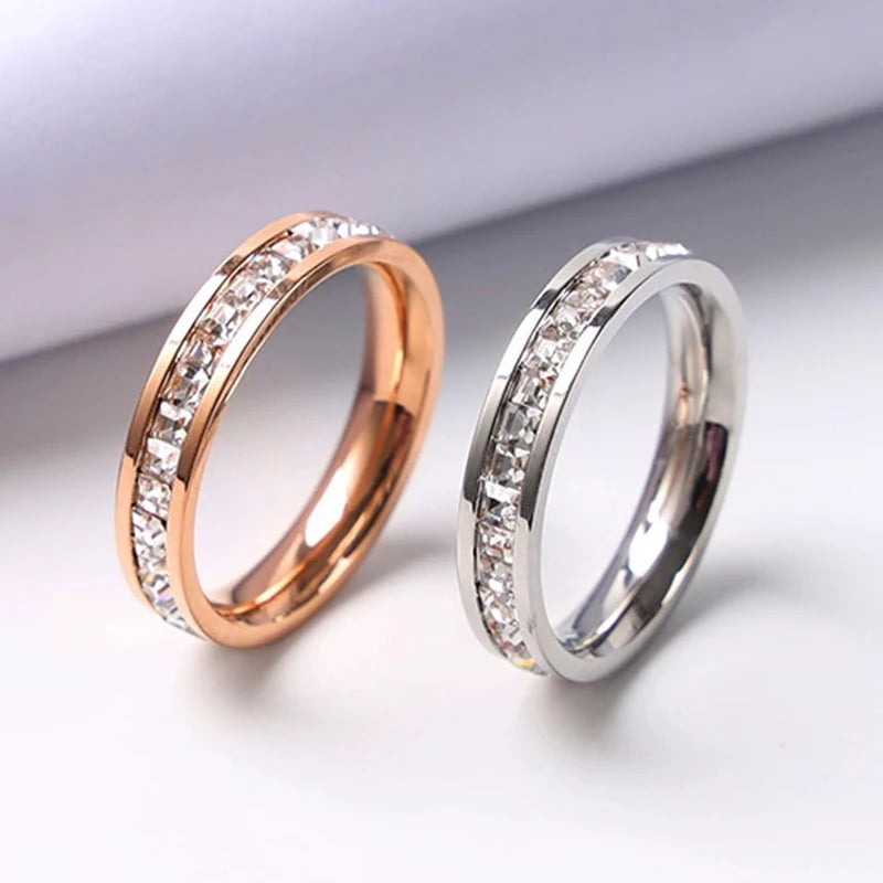 Luxus Damenring in Roségold-Optik aus Edelstahl mit quadratischen Zirkonia, wahlweise ein- oder zweireihig. Stilvoll und romantisch