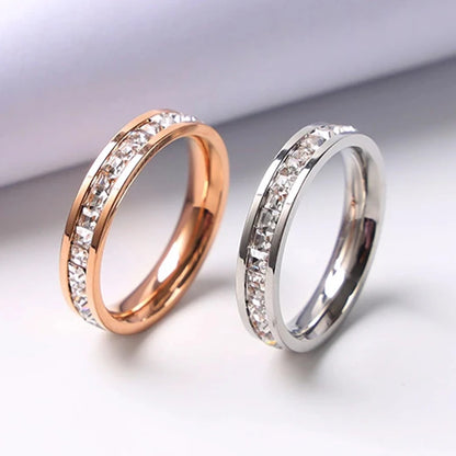 Luxus Damenring in Roségold-Optik aus Edelstahl mit quadratischen Zirkonia, wahlweise ein- oder zweireihig. Stilvoll und romantisch