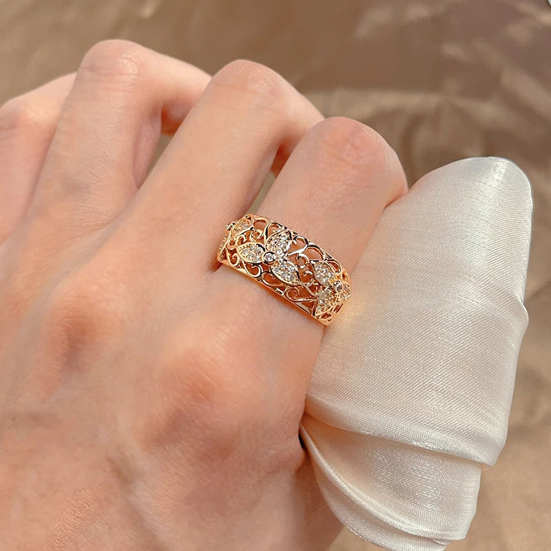 Kinel Damenring aus 585er Roségold mit natürlichem Zirkon im floralen Vintage-Design.