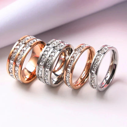 Luxus Damenring in Roségold-Optik aus Edelstahl mit quadratischen Zirkonia, wahlweise ein- oder zweireihig. Stilvoll und romantisch