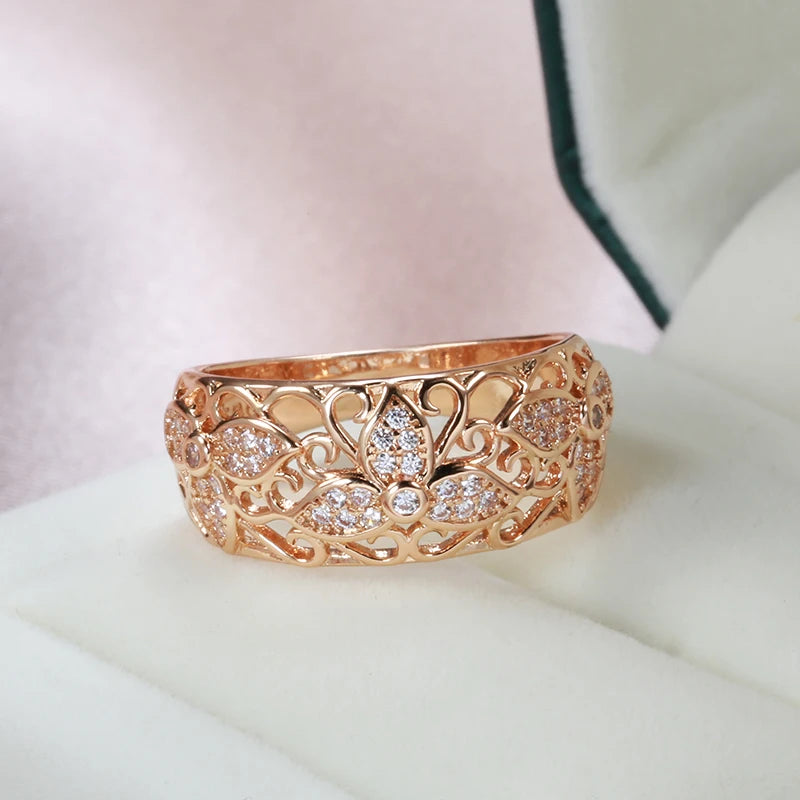 Kinel Damenring aus 585er Roségold mit natürlichem Zirkon im floralen Vintage-Design.