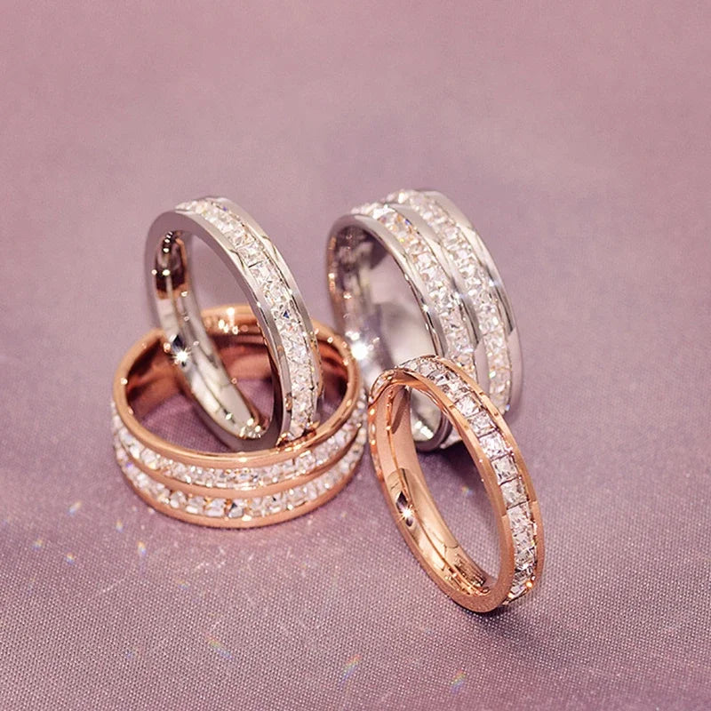 Luxus Damenring in Roségold-Optik aus Edelstahl mit quadratischen Zirkonia, wahlweise ein- oder zweireihig. Stilvoll und romantisch